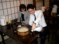 「わら家」のたらいに入った「家族うどん」
